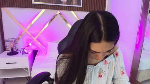 Snapshot of emelie_ch_ chatting on May 2026 10:45:02 AM Emily online show from May 2026 10:45:02 AM