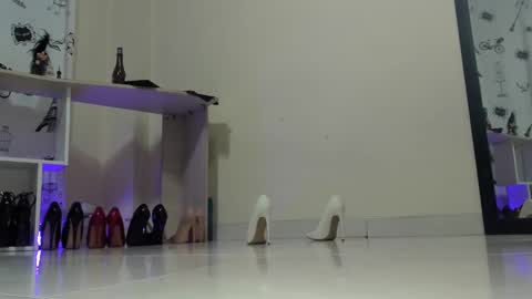 Snapshot of emely_garcia chatting on February 2025 01:27:01 AM Emely   online show from February 2025 01:27:01 AM