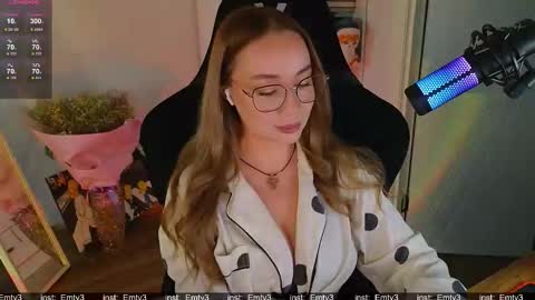 Emili online show from December 2025 11:48:01 AM