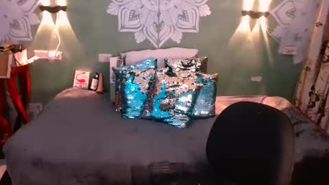 Emili roux online show from February 2025 05:40:01 PM