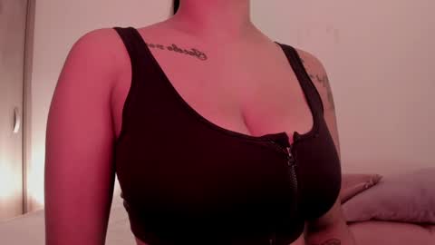 Snapshot of emilia_ghendle chatting on December 2024 02:19:02 PM Emilia Big Boobs online show from December 2024 02:19:02 PM