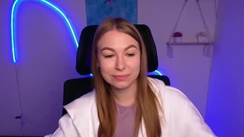 Snapshot of emilia_ilia chatting on November 2025 06:34:01 AM Emilia online show from November 2025 06:34:01 AM