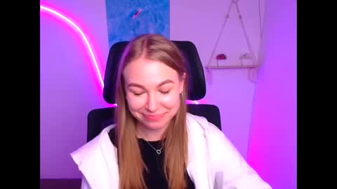 Snapshot of emilia_ilia chatting on November 2025 12:33:02 PM Emilia online show from November 2025 12:33:02 PM