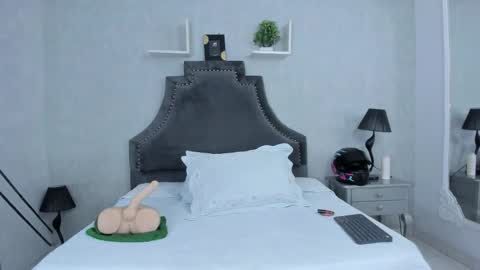 Snapshot of emiliarose_ chatting on November 2025 09:25:01 PM EmiliaRose online show from November 2025 09:25:01 PM