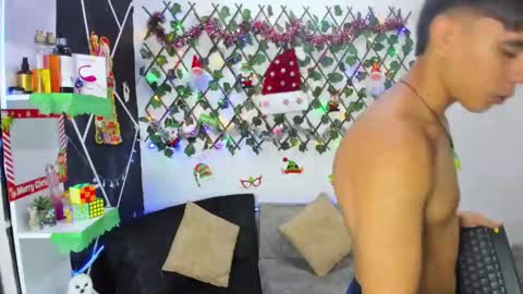 Snapshot of emilicollinss chatting on December 2024 05:31:02 AM EMILI AND GIN online show from December 2024 05:31:02 AM