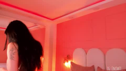 Emilly  online show from November 2025 05:25:01 PM