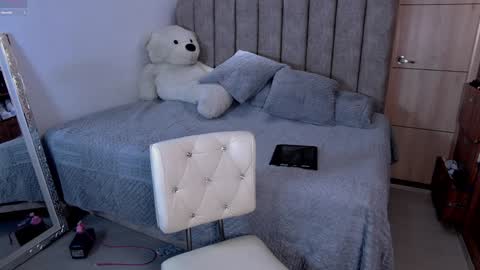 Snapshot of emily_____ chatting on October 2025 12:14:01 AM emily valentina online show from October 2025 12:14:01 AM