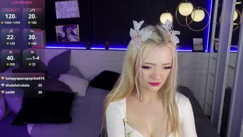 Snapshot of emily_air chatting on December 2024 08:00:01 PM Emily online show from December 2024 08:00:01 PM