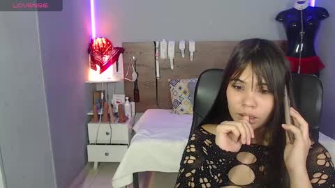 Snapshot of emily_beltonn chatting on December 2024 06:17:02 PM              online show from December 2024 06:17:02 PM