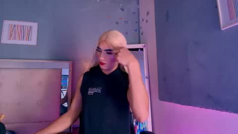 Snapshot of emily_castillo1_ chatting on July 2026 04:53:01 AM emily_castillo1_ online show from July 2026 04:53:01 AM