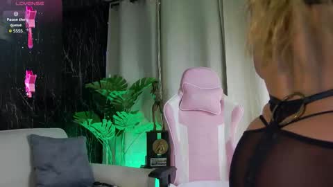 Snapshot of emily_foxx01 chatting on November 2025 10:12:01 PM Emily foxx01 online show from November 2025 10:12:01 PM