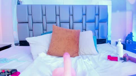 Snapshot of emily_gil1 chatting on February 2025 05:29:01 PM Emi online show from February 2025 05:29:01 PM