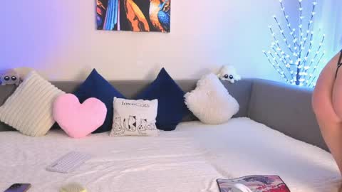 Snapshot of emily_heels chatting on May 2026 11:28:01 AM Emily Heels online show from May 2026 11:28:01 AM