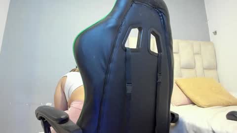 Snapshot of emily_lean_ chatting on December 2024 08:10:02 PM Emi independent model online show from December 2024 08:10:02 PM