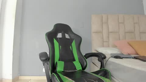 Snapshot of emily_lean_ chatting on December 2024 12:22:01 AM Emi independent model online show from December 2024 12:22:01 AM