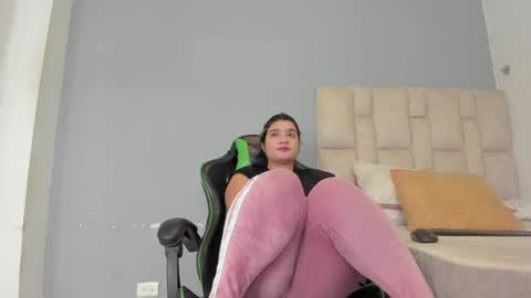 Snapshot of emily_lean_ chatting on January 2025 11:06:01 PM Emi independent model online show from January 2025 11:06:01 PM