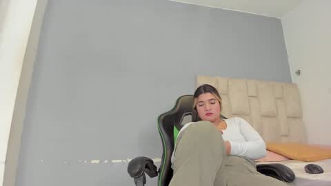 Snapshot of emily_lean_ chatting on January 2025 10:46:02 PM Emi independent model online show from January 2025 10:46:02 PM