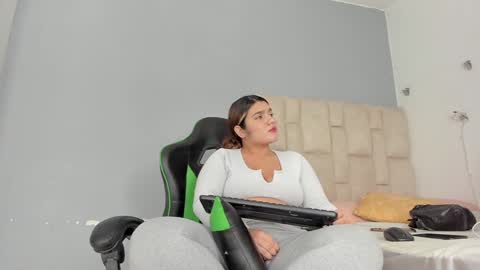 Snapshot of emily_lean_ chatting on January 2025 12:02:01 AM Emi independent model online show from January 2025 12:02:01 AM