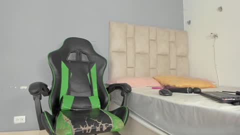 Snapshot of emily_lean_ chatting on January 2025 02:22:02 AM Emi independent model online show from January 2025 02:22:02 AM