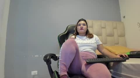 Snapshot of emily_lean_ chatting on February 2025 01:38:01 AM Emi independent model online show from February 2025 01:38:01 AM
