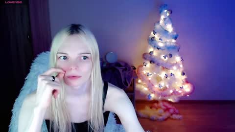 Snapshot of emily_nyaffe chatting on December 2024 11:49:02 PM Lia online show from December 2024 11:49:02 PM