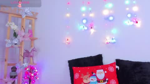 Snapshot of emily_sanderss1 chatting on December 2024 01:18:02 PM Emily online show from December 2024 01:18:02 PM