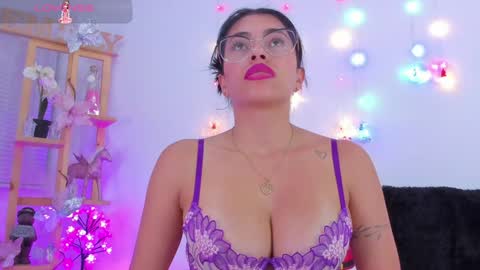 Snapshot of emily_sanderss1 chatting on December 2024 11:01:02 PM Emily online show from December 2024 11:01:02 PM