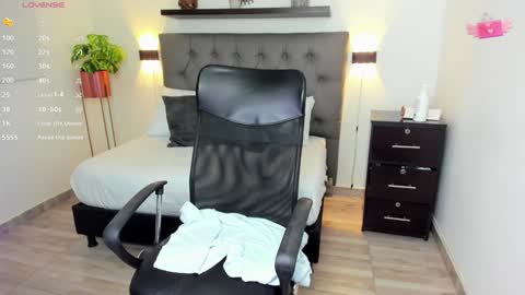 Emi online show from December 2024 11:51:01 PM