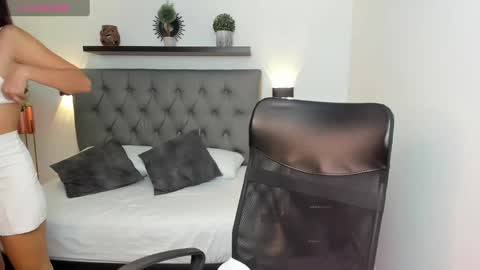 Emi online show from December 2024 07:54:01 PM