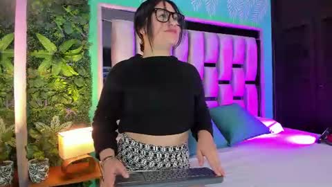 Snapshot of emilye_rousee chatting on June 2026 12:41:02 PM Emilye online show from June 2026 12:41:02 PM