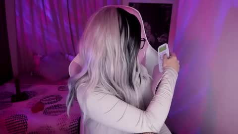 Snapshot of emilyrosss_ chatting on February 2025 03:53:01 AM EMILY online show from February 2025 03:53:01 AM