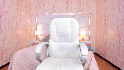 Emily  2200 - 600GMT-5 online show from October 2025 09:13:02 PM