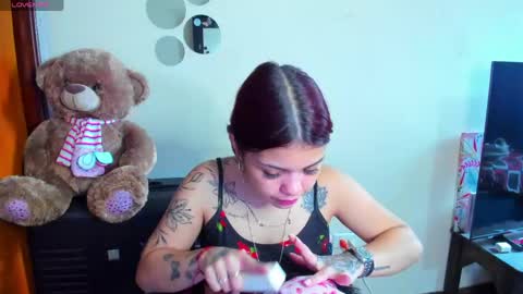 Snapshot of emma_boo_ chatting on May 2026 04:04:02 PM emma_boo_ online show from May 2026 04:04:02 PM