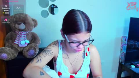 Snapshot of emma_boo_ chatting on May 2026 02:02:02 PM emma_boo_ online show from May 2026 02:02:02 PM