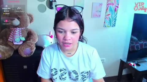 Snapshot of emma_boo_ chatting on May 2026 05:19:02 PM emma_boo_ online show from May 2026 05:19:02 PM