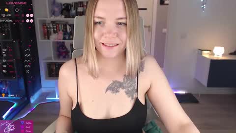 Snapshot of emma_bryan chatting on December 2025 11:11:02 PM Emma online show from December 2025 11:11:02 PM