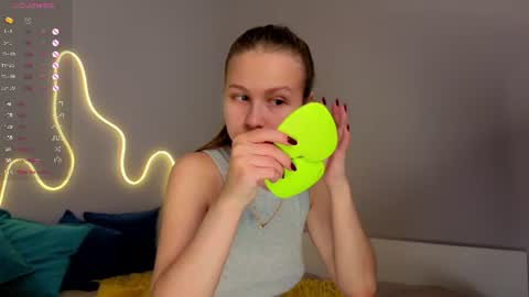 Snapshot of emma_clon chatting on June 2026 01:43:02 AM Emma online show from June 2026 01:43:02 AM