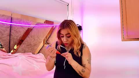 EMMA  online show from December 2025 10:37:02 PM