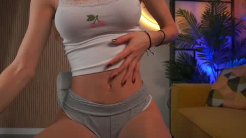 Snapshot of emma_land chatting on October 2025 03:29:02 AM online show from October 2025 03:29:02 AM