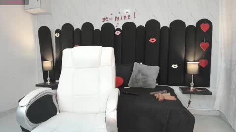 Emma  online show from February 2025 12:09:02 PM