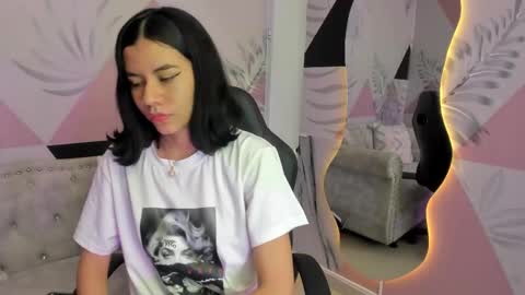 Snapshot of emma_petite4u chatting on March 2025 06:22:02 PM Emma online show from March 2025 06:22:02 PM