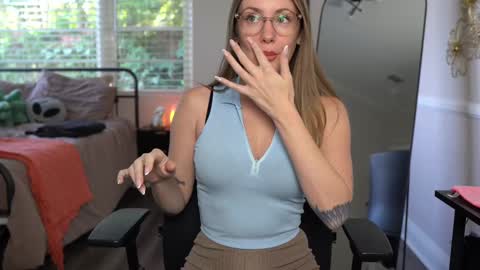 Snapshot of emma_ruby chatting on December 2024 06:00:02 PM Emma Ruby online show from December 2024 06:00:02 PM