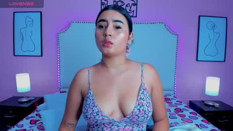 emma_whitee_ online show from November 2025 02:06:01 PM