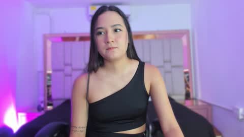 Snapshot of emmabeel chatting on November 2025 11:21:02 AM Emma online show from November 2025 11:21:02 AM