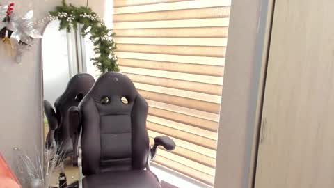  Emma Ferrary  online show from December 2025 02:48:01 PM