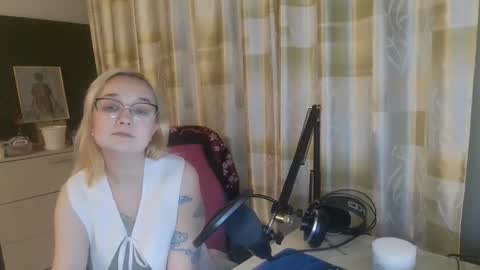 emmanoir_ online show from February 2025 04:03:02 PM