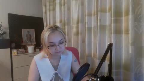 emmanoir_ online show from February 2025 04:10:01 PM