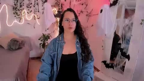 Snapshot of emmatorres9 chatting on October 2025 03:45:02 PM Emma Torres online show from October 2025 03:45:02 PM