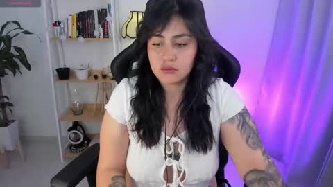 Snapshot of emmax_x chatting on November 2025 10:31:01 AM EMMA online show from November 2025 10:31:01 AM