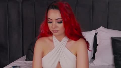 Snapshot of emmelyn_ chatting on April 2026 04:43:01 AM Emm online show from April 2026 04:43:01 AM